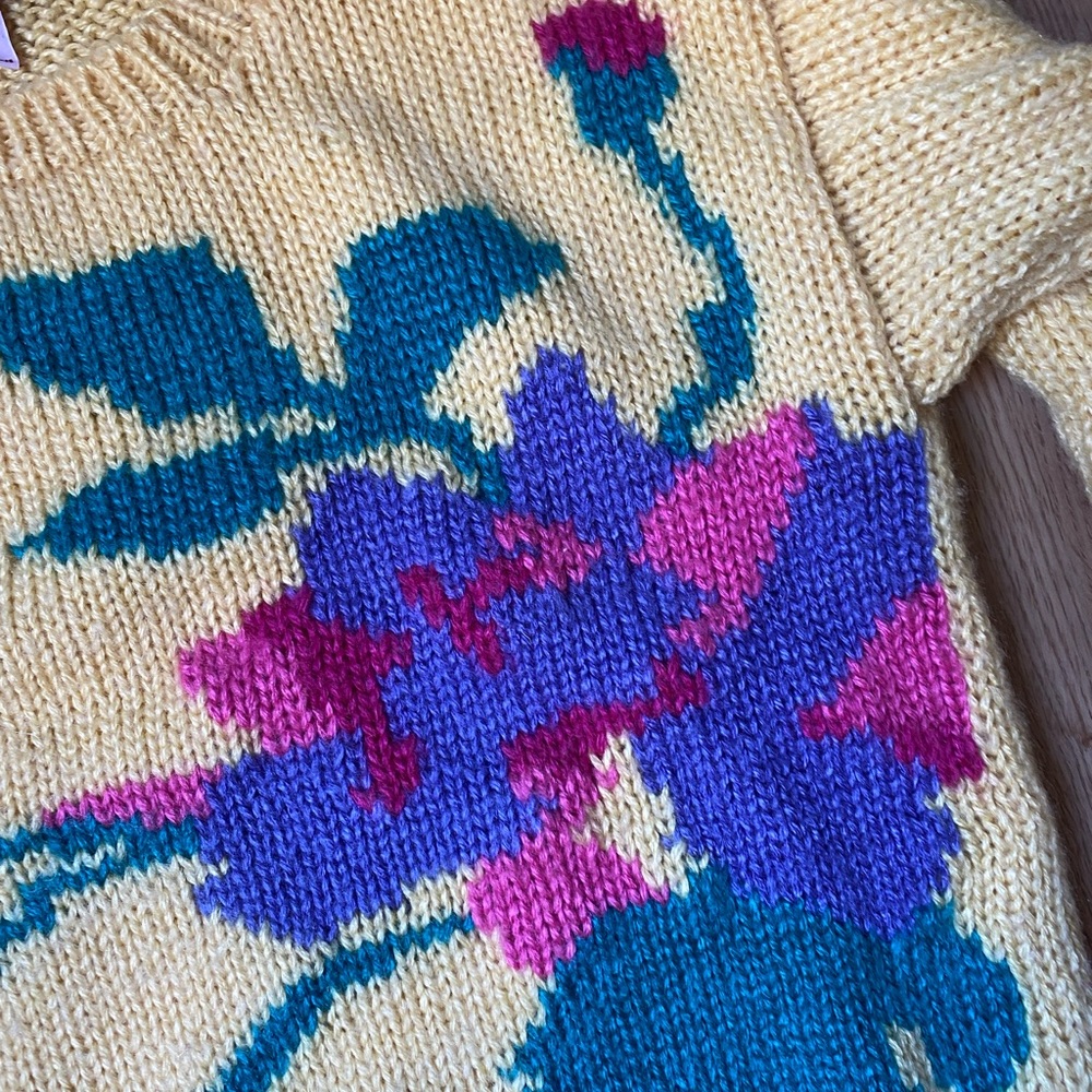 SOLD🌼Vintage graphic floral knit - Picture 3 of 5